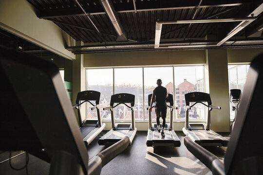 Gimnasio bien iluminado con una gran variedad de equipos para hacer ejercicio