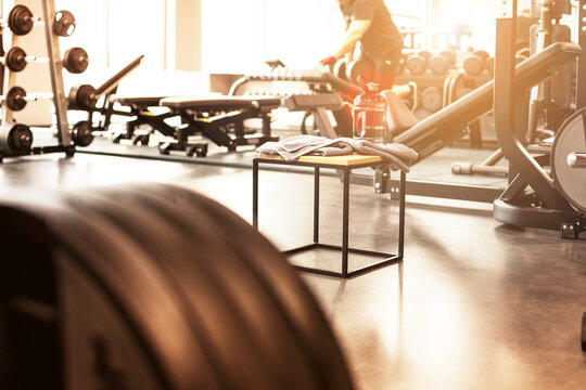 Gimnasio bien iluminado con una gran variedad de equipos para hacer ejercicio