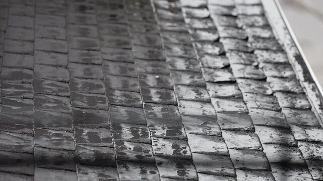 une toiture de bardeaux durant une journ&eacute;e de pluie	
