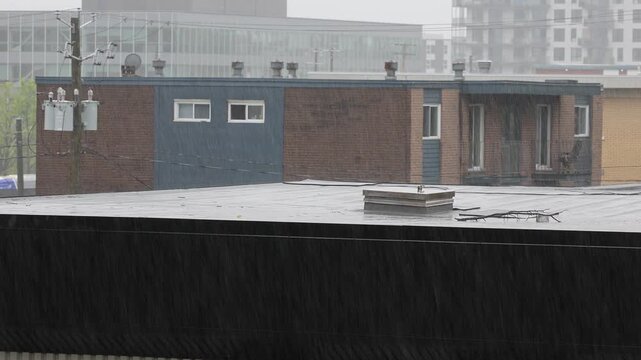 Gouttes de pluie sur le toit du b&acirc;timent. Jour de pluie.	
