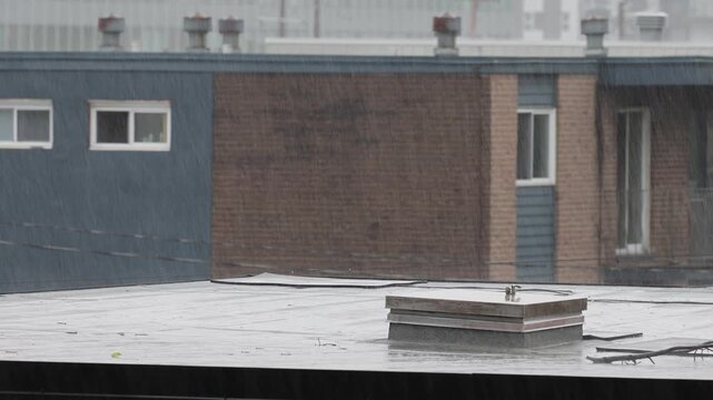 Gouttes de pluie sur le toit du b&acirc;timent. Jour de pluie.	