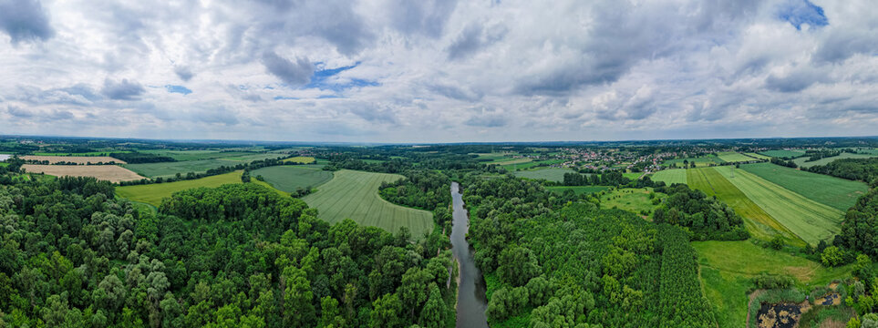 Dolina rzeki Olza, granica Polski i Czech na G&oacute;rnym Śląsku. Panorama z lotu ptaka latem.