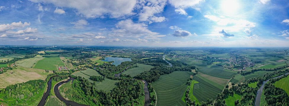 Meandry rzeki Odry. Rzeka na pograniczu Polsko-Czeskim w okolicy Chałupek. Panorama latem z lotu ptaka.