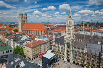 Obraz premium High angle view over the historic Marienplatz square featuring the Neues Rathaus and Frauenkirche in Munich, Bavaria, Germany.