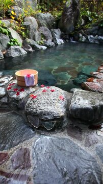 もみじの葉と露天風呂