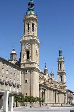 La Bas&iacute;lica del Pilar de Zaragoza es uno de los grandes s&iacute;mbolos espirituales y visuales de Espa&ntilde;a. Su silueta con las torres y c&uacute;pulas reflejadas en el Ebro crea una de las estampas m&aacute;s reconocible