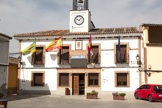 Ayuntamiento de Las Herencias, situado en la comarca de Talavera, es un ejemplo representativo de la arquitectura institucional de los peque&ntilde;os municipios toledanos.