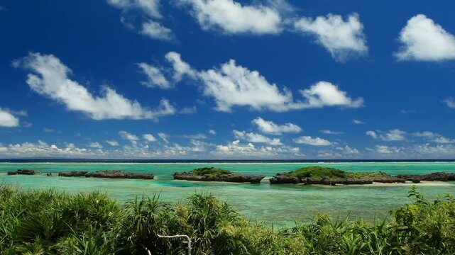 ミナタ海岸と雲