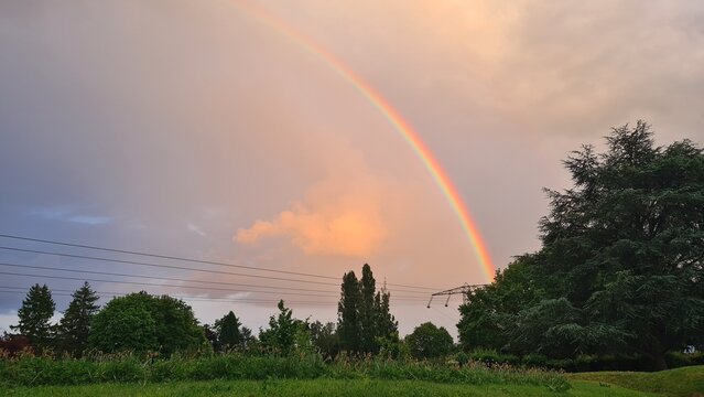 Un bel arc-en-ciel au-dessus du quartier de Chevry au coucher du soleil un soir de printemps (&Icirc;le-de-France)
