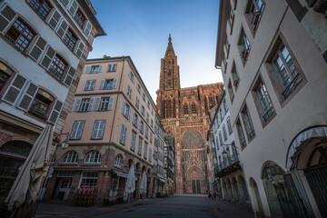 Fototapeta premium Cathédrale Notre-Dame de Strasbourg (ou cathédrale de Strasbourg), construite au Moyen-âge dans le style gothique, vue à l'aube dans le prolongement de la rue Mercière