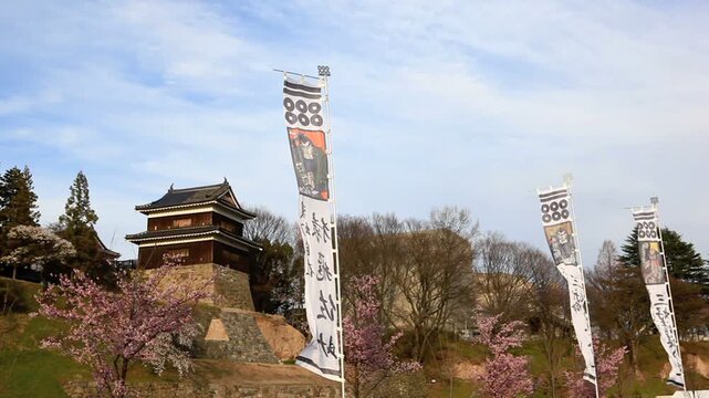 桜咲く上田城跡の櫓と幟
