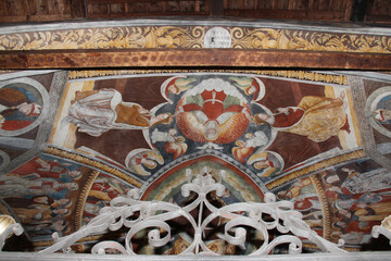 Naklejka premium incoronazione di Cristo e di Maria; affresco di Pietro da Cemmo nella chiesa di Santa Maria Assunta a Esine (Brescia)