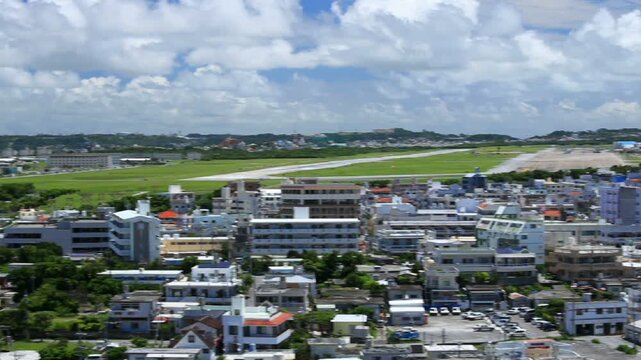宜野湾市街とアメリカ海兵隊の普天間基地