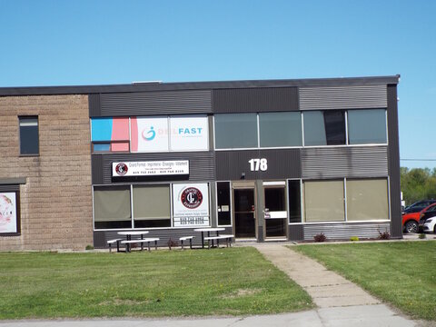 Gatineau,Quebec, Canada &ndash; May 17, 2026:The building at 178 features bilingual signage for "Grand Format, Imprimerie, Enseigne, V&ecirc;tement" (large format, printing, signage, clothing) on rue Jean Proulx.
