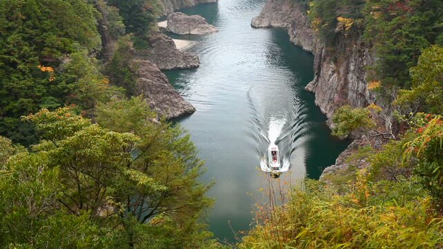 秋の瀞峡と遊覧船