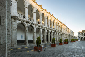Fototapeta premium Vistas de la arquitectura y calles del centro Histórico de la ciudad Blanca de Arequipa Perú