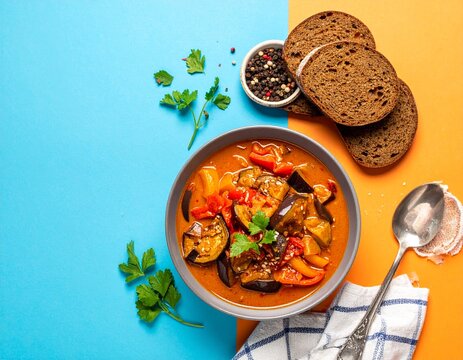 夏に食べたいスパイス香るスープカレーとライ麦パンの俯瞰写真