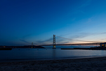 ブルーアワーと明石海峡大橋 © walkingcow3039