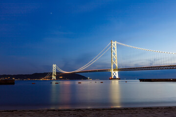 ライトアップされた明石海峡大橋 © walkingcow3039