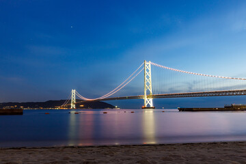 ライトアップされた明石海峡大橋 © walkingcow3039