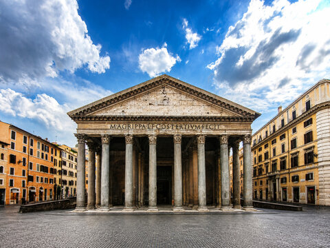 Le Panth&eacute;on de Rome sous un ciel bleu ensoleill&eacute;, temple antique remarquablement conserv&eacute; avec ses colonnes corinthiennes massives et son fronton triangulaire classique