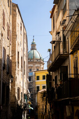 Fototapeta premium Yellow building on a quiet Palermo backstreet