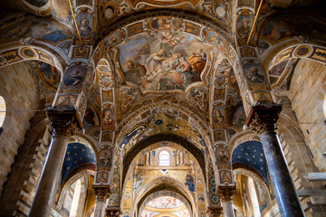 Obraz premium Gilded Byzantine mosaic ceiling inside a historic Palermo church
