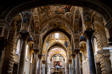 Obraz premium Wide view of a Byzantine mosaic church interior, Palermo
