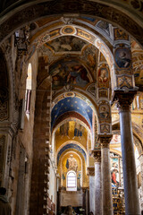 Obraz premium Mosaic-covered arches and columns inside a Palermo church