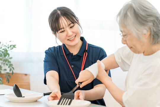 Occupational therapists and female care managers who provide rehabilitation for senior women.