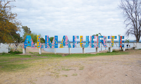 Cartel tur&iacute;stico de Almafuerte frente al Lago Piedras Moras, C&oacute;rdoba, Argentina