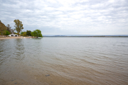 Playa sobre la costa del Lago Piedras Moras en Almafuerte, C&oacute;rdoba