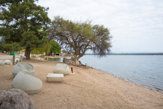 Playa sobre la costa del Lago Piedras Moras en Almafuerte, C&oacute;rdoba