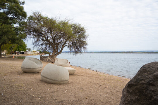 Playa sobre la costa del Lago Piedras Moras en Almafuerte, C&oacute;rdoba