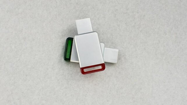 Close-up of an aluminum USB flash drive on a white surface, highlighting design and practicality. Detail of aluminum USB drive on a white background, conveying modernity and efficiency.