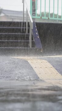 大雨の日の駅舎