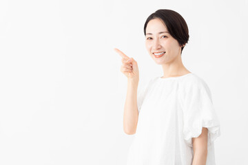 Fototapeta premium 白いブラウスを着ている女性 ライフスタイルイメージ