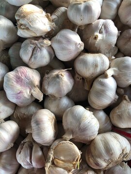 garlic on market stall	