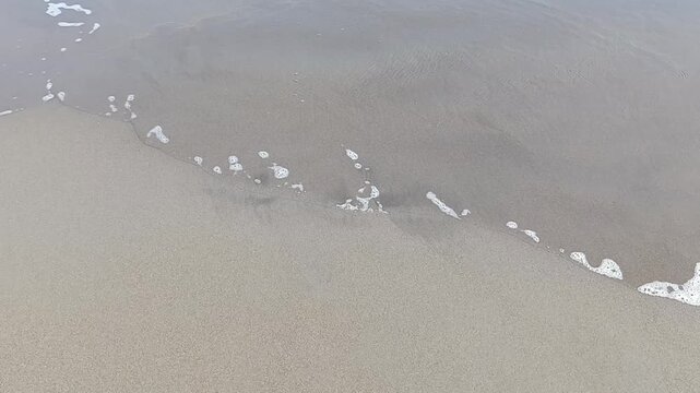 Ombak di tepi pantai 