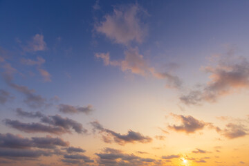 Fototapeta premium Beautiful Golden Hour Sky with Soft Clouds at Sunset,A breathtaking view of the golden hour sky, featuring vibrant warm hues and soft, scattered clouds during a peaceful sunset.
