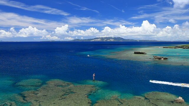 万座毛の海と本部半島と積乱雲