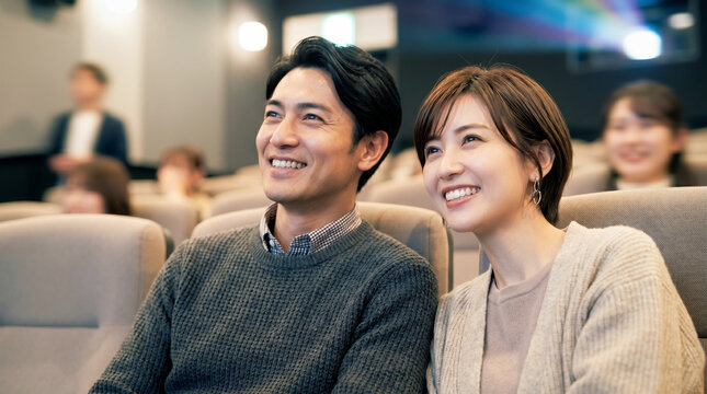 映画館でデートを楽しむミドルのカップル・夫婦・ディンクス