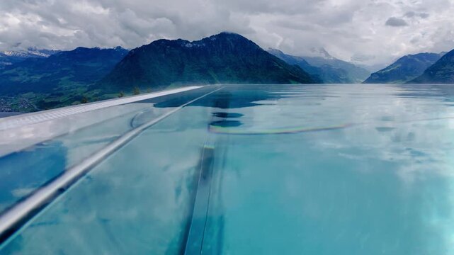 ルツェルン湖を見渡せるインフィニティープール