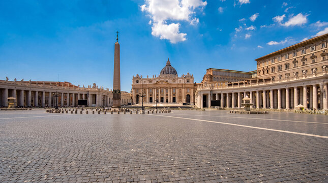 Place Saint-Pierre du Vatican &agrave; Rome, vaste esplanade baroque encadr&eacute;e par la colonnade du Bernin avec ob&eacute;lisque central, c&oelig;ur spirituel de la chr&eacute;tient&eacute; catholique mondiale