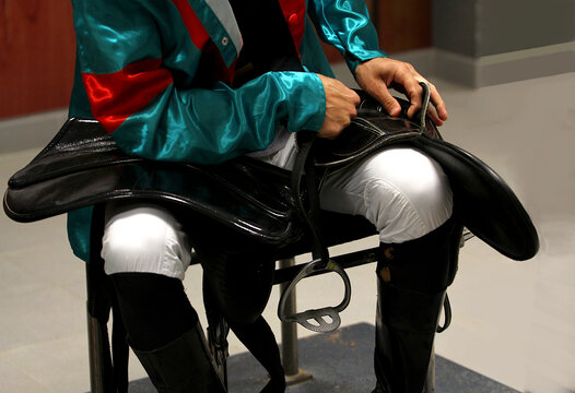 Jinete balanza pesaje colocando estribo sentado haciendo peso b&aacute;scula handicap turf cuarto de jockey jinete y silla, cincha y sudadero