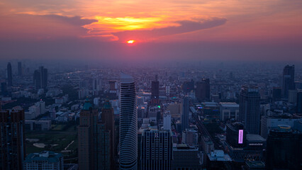 Obraz premium Sunset over the Bangkok skyline from a rooftop bar in Thailand
