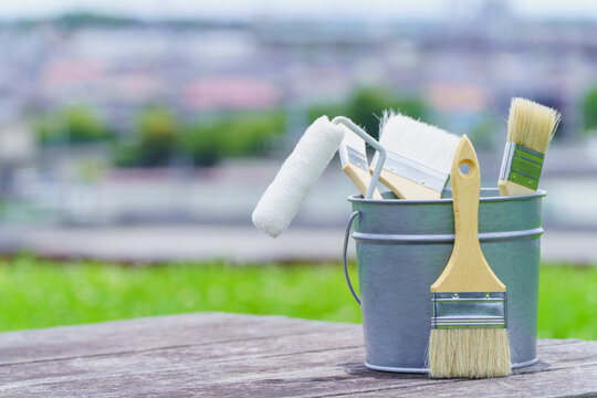 塗装道具と日本の街並み｜リフォーム・塗装業者・DIY イメージ