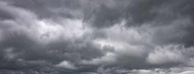 Obraz premium Gray storm clouds moving overhead in dramatic sky