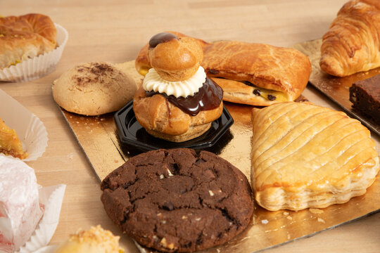S&eacute;lection de p&acirc;tisseries dans une boulangerie pendant la journ&eacute;e