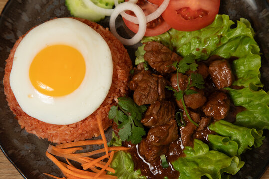 Des plats asiatiques avec du riz, de la viande, des l&eacute;gumes et un &oelig;uf sur le dessus